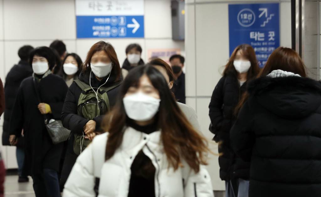 구로구 신도림동 콜센터에서 발생한 '코로나19' 확진자가 90명으로 늘어난 11일 오전 서울 신도림역에서 시민들이 발걸음을 옮기고 있다. / 사진=김휘선 기자 hwijpg@