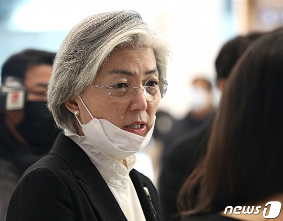 (인천공항=뉴스1) 신웅수 기자 = 강경화 외교부 장관이 27일 오후 인천국제공항을 통해 귀국해 취재진의 질의에 답하고 있다. 강 장관은 스위스 제네바에서 열린 제43차 유엔 인권이사회와 제네바 군축회의, 독일 베를린에서 열린 핵군축·핵확산금지조약(NPT) 관련 스톡홀름 이니셔티브 장관급 회의에 참석했다. 당초 26일(현지시간) 런던에서 도미닉 랍 영국 외무장관과 외교장관회담을 가질 예정이었으나 람 장관의 개인 사정으로 연기됐다. 2020.2.27/뉴스1