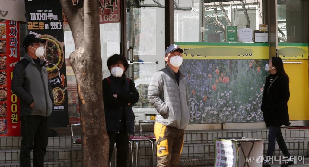 구로구 신도림동 콜센터에서 발생한 '코로나19' 확진자가 90명으로 늘어난 11일 서울 코리아빌딩 인근 상가 앞에서 시민들이 발걸음을 옮기고 있다. /사진=김휘선 기자 hwijpg@