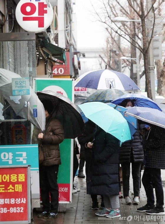 마스크 5부제 시행 이튿날인 10일 오전 서울 서대문구의 한 약국에서 시민들이 마스크를 구매하기 위해 줄지어 서 있다. / 사진=김창현 기자 chmt@
