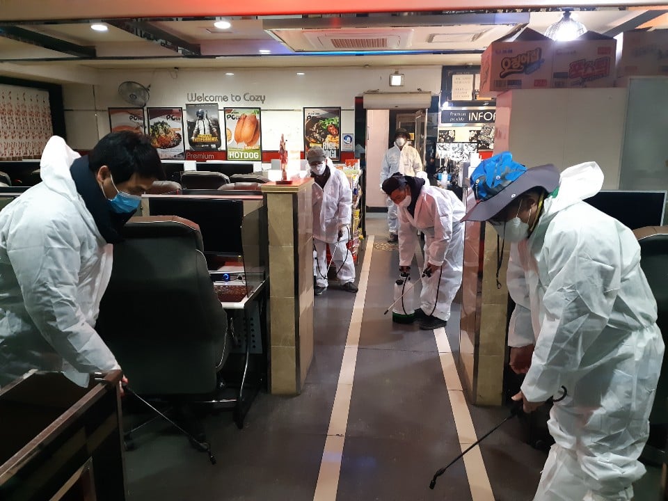 경남 양산시 물금읍 새마을협의회는 11일 관내 컴퓨터게임 시설(PC방)을 대상으로 신종 코로나바이러스 감염증(코로나19)의 지역사회 확산방지를 위해 긴급 방역을 하고 있다./ 사진=뉴시스(양산시청)