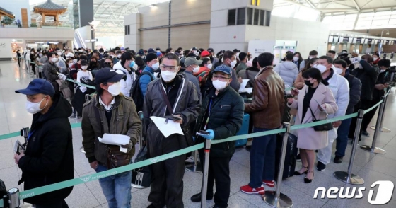 10일 오전 제주국제공항 3층 국제선 출국장에서 중국인들이 발권 순서를 기다리고 있다.  신종 코로나바이러스 감염증(코로나19)의 국내 확산으로 도내에 거주하던 중국인 불법체류자 등의 자진 출국이 이어지고 있다.2020.3.10/뉴스1