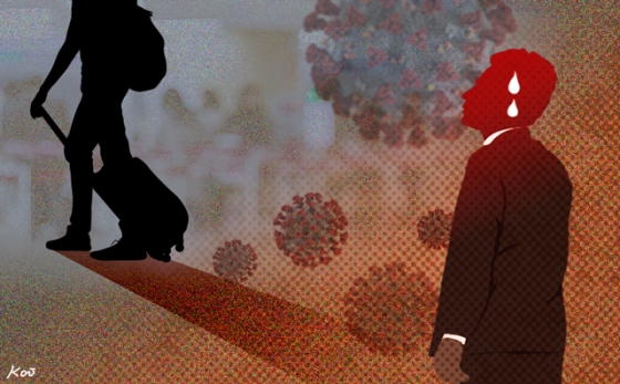 법무부가 제주에서 난민 신청을 한 예멘인 중 330명에게 인도적 체류허가를 내린 18일 서울 종로구 정부서울청사 앞에서 난민대책국민행동 등 시민단체 회원들이 정부의 예멘인 난민심사 결정에 대한 긴급 기자회견을 하고 있다.   이번 기자회견에서 시민단체 회원들은 "가짜 난민은 단 한 명도 우리 땅을 밟아서는 안된다"며 "소셜네트워크(SNS)에 총기사진 등을 올린 이들을 즉시 송환해야한다"고 밝혔다. 2018.10.18/뉴스1