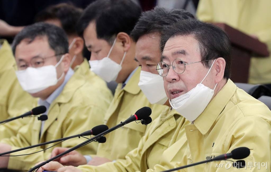 박원순 서울시장(오른쪽)이 지난 2월 26일 오전 서울시청에서 열린 '코로나19' 관련 구청장 긴급비상대책회의에 참석해 모두발언을 하고 있다./사진=김창현 기자