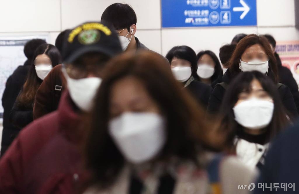구로구 신도림동 콜센터에서 발생한 '코로나19' 확진자가 90명으로 늘어난 11일 오전 서울 신도림역에서 시민들이 발걸음을 옮기고 있다. /사진=김휘선 기자