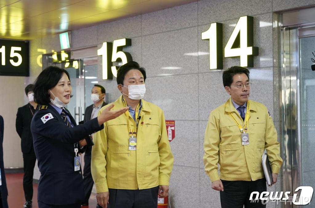 코로나19가 전세계로 확산되자 원희룡 제주도지사가 지난달 28일 오전 제주국제공항을 찾아 입국장 검역 태세를 점검하고 철저한 검역을 주문했다. /사진=뉴스1