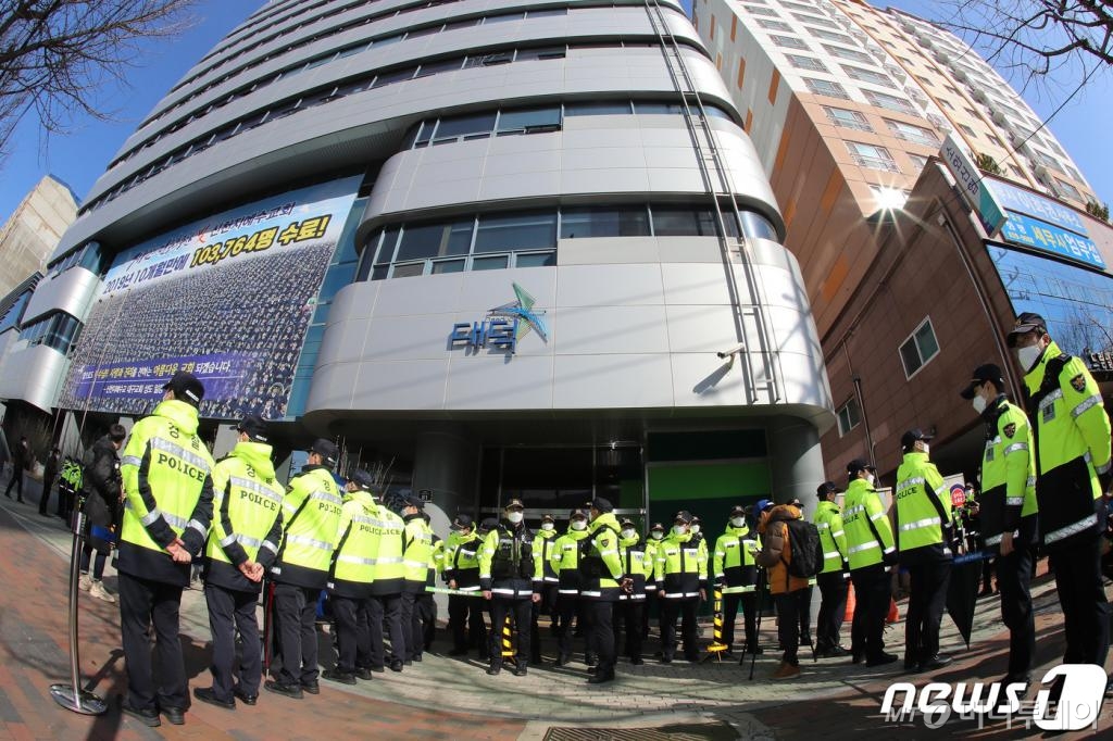 대구시가 신천지 대구교회에 대한 역학조사에 들어간 12일 오전 대구 남구 대명동 신천지 대구교회 건물 주변에 경찰 병력이 배치돼 출입을 통제하고 있다. /사진=뉴스1
