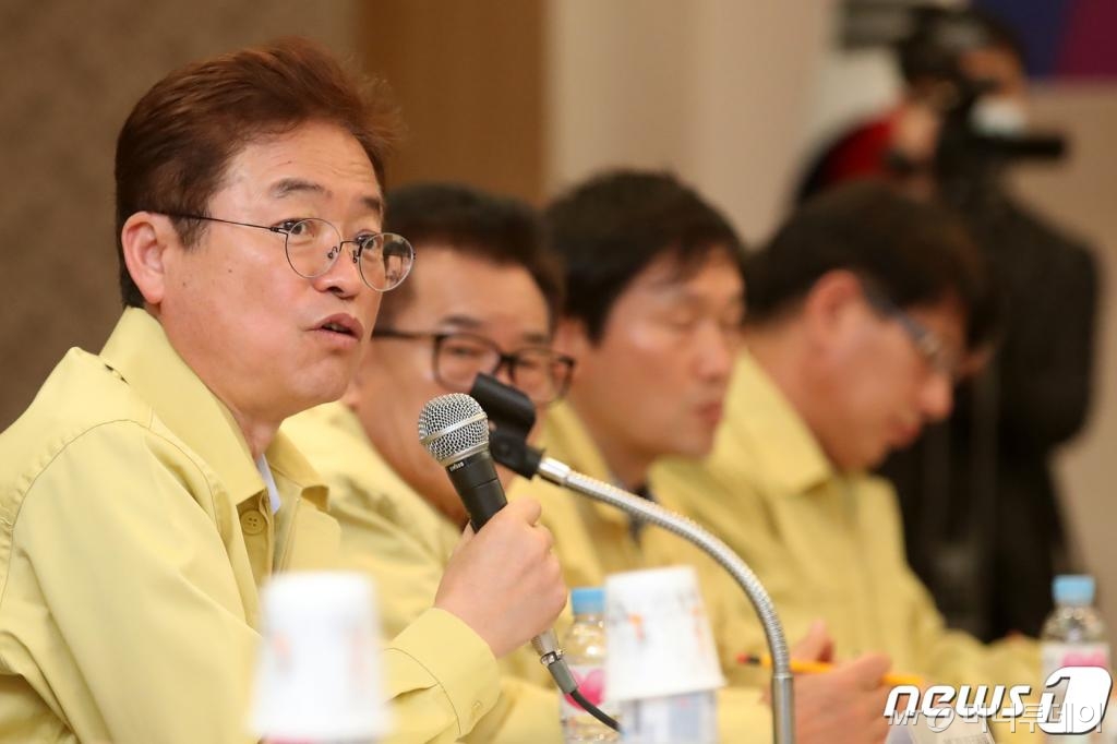 이철우 경북도지사가 지난 12일 오전 경북 경산시 영남대학교 천마아트센터에서 열린 코로나19 확산 방지를 위한 '경상북도 지역대학 유학생 관리대책 간담회'에 참석해 발언하고 있다. /사진=뉴스1