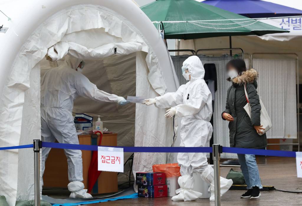 의료진들이 지난 10일 오후 서울 중랑구 서울의료원에 마련된 코로나19 선별진료소에서 업무를 보고 있다./사진=뉴시스