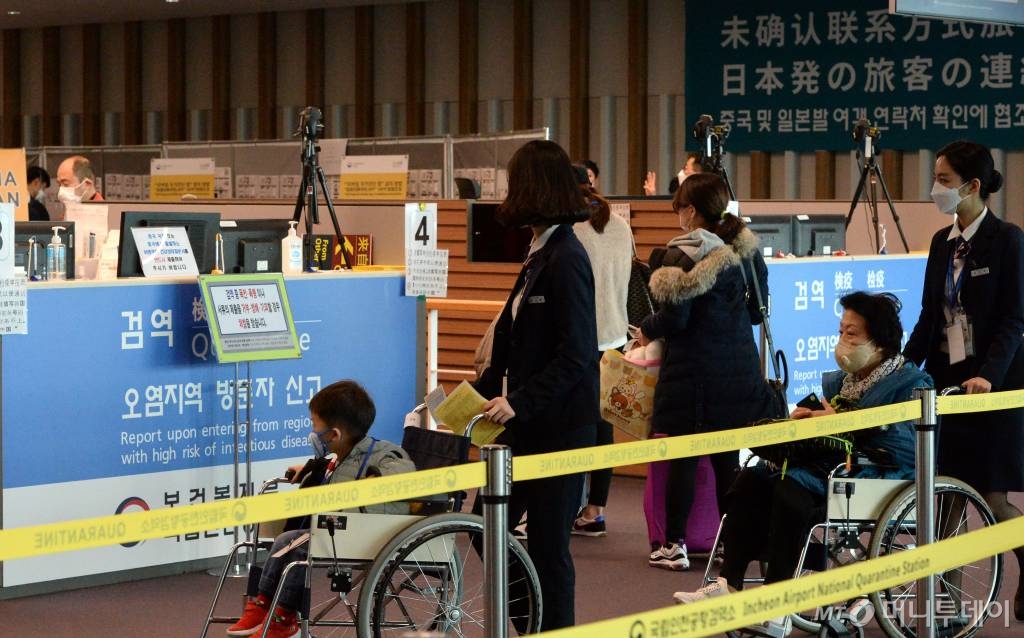 한국과 일본이 코로나19 대응으로 입국규제를 강화하면서 양국을 오가는 하늘길이 막힌 가운데 9일 오전 인천국제공항 제2터미널에서 일본발 여객기를 타고 도착한 승객들이 검역과 연락처 확인 등의 특별입국절차를 거치고 있다. / 사진=인천국제공항=이기범 기자 leekb@