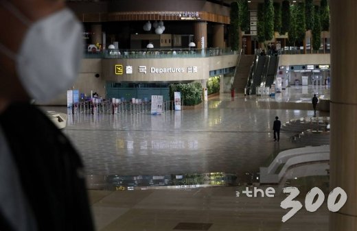  세계보건기구(WHO)가 코로나19에 대해 펜데믹(Pandemic)을 선언한 12일 서울 강서구 김포국제공항 국제선 청사가 한산한 모습을 보이고 있다./사진=이기범 기자