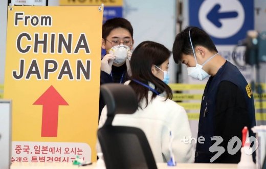  한국과 일본이 코로나19 대응으로 입국규제를 강화하면서 양국을 오가는 하늘길이 막힌 가운데 9일 오전 인천국제공항 제2터미널에서 일본발 여객기를 타고 도착한 승객들이 검역과 연락처 확인 등의 특별입국절차를 거치고 있다./사진=이기범 기자