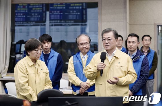 (서울=뉴스1) = 문재인 대통령이 11일 오후 충북 오송 질병관리본부에서 신종 코로나바이러스 감염증(코로나19) 대응에 총력을 다하고 있는 정은경 중앙방역대책본부장(질병관리본부장)을 비롯한 질본 직원들을 격려하고 있다. (청와대 제공) 2020.3.11/뉴스1