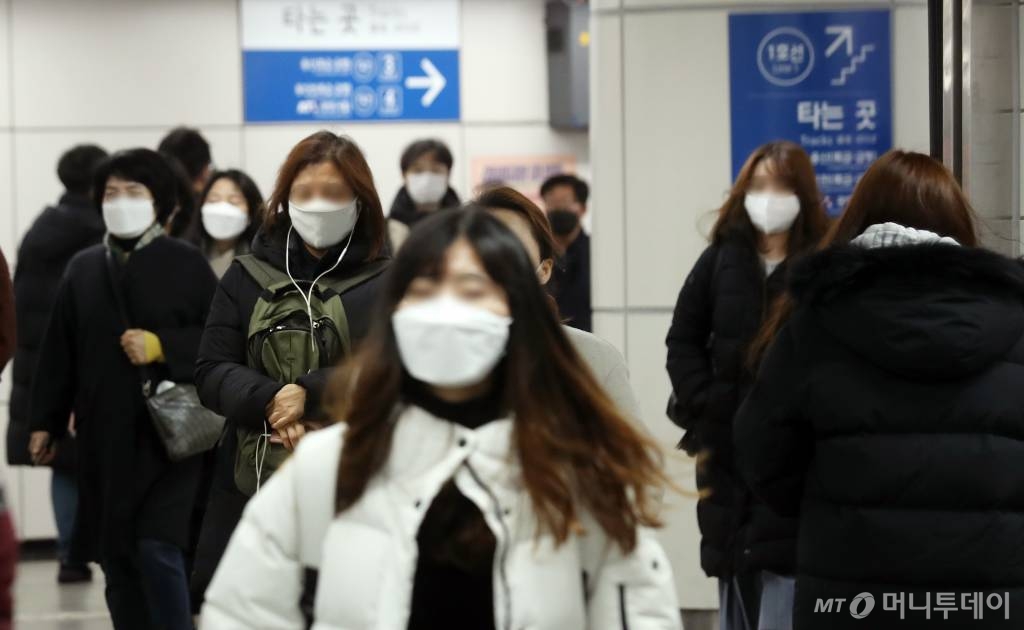 구로구 신도림동 콜센터에서 발생한 '코로나19' 확진자가 90명으로 늘어난 11일 오전 서울 신도림역에서 시민들이 발걸음을 옮기고 있다. /사진=김휘선 기자 hwijpg@