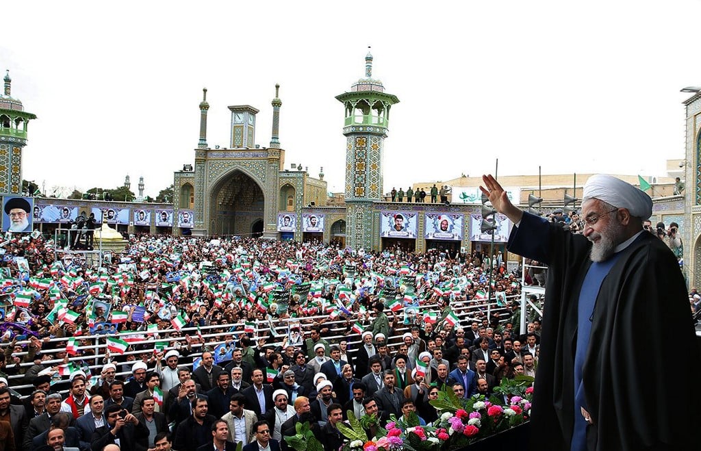 이란 콤에 모인 무슬림과 하산 로하니 이란 대통령/사진=AFP