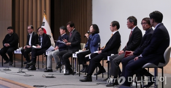 도경현 울산의대 서울아산병원 교수가 12일 오후 서울 강남구 역삼동 한국과학기술회관에서 열린 한국과학기술단체총연합회- 한국과학기술한림원-대한민국의학한림원-국가과학기술연구회 주최 '코로나바이러스감염증-19의 중간 점검, 과학기술적 관점에서' 온라인 포럼에서 발언을 하고 있다. / 사진=김창현 기자 chmt@