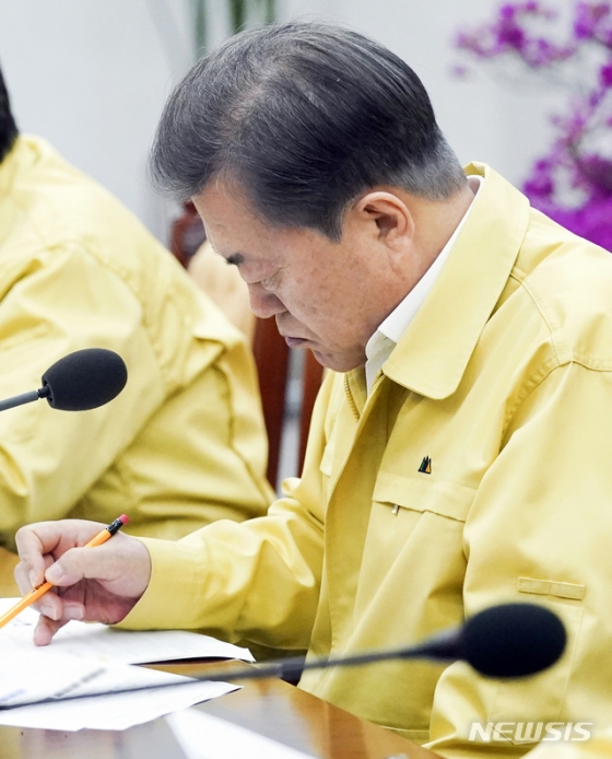 [서울=뉴시스]문재인 대통령이 10일 청와대 여민관에서 박능후 보건복지부 장관과 진영 행정안전부 장관으로부터 신종 코로나바이러스 감염증(코로나19) 방역대책 추진상황을 보고받고 있다. (사진=청와대 제공) 2020.03.10.   photo@newsis.com