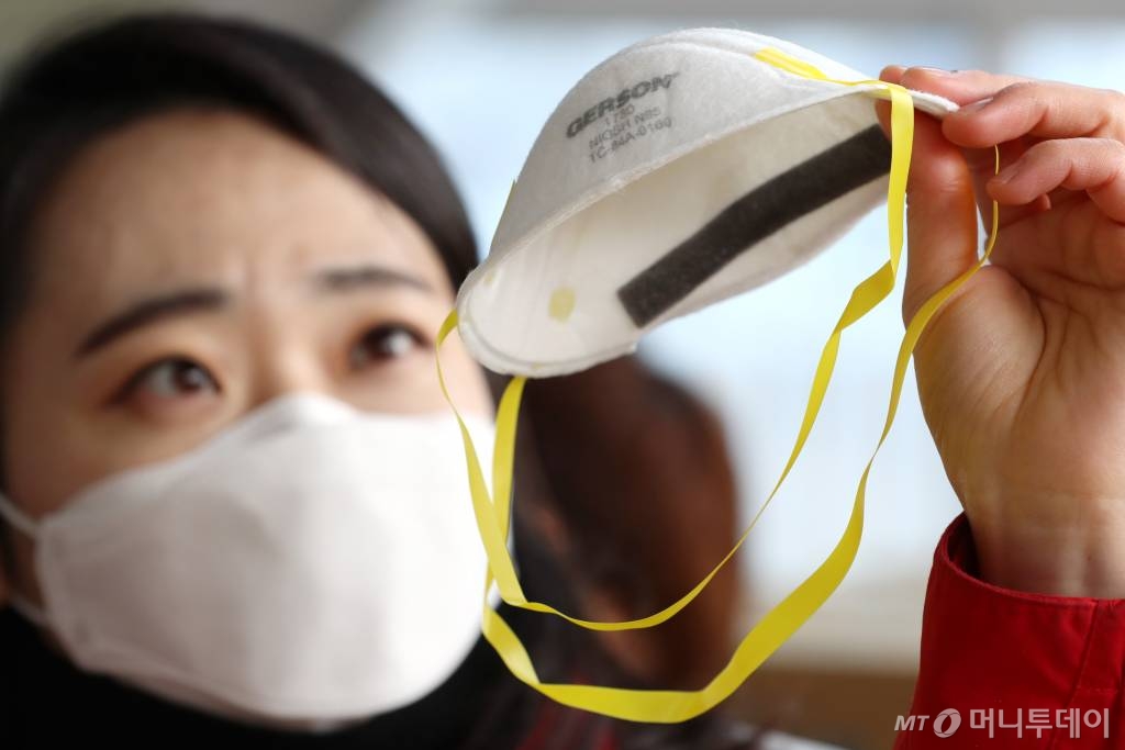  12일 오전 인천 중구 현대로지스앤팩 창고 내 한진물류창고에서 대한적십자사 관계자들이 중국 전자상거래 업체 알리바바의 창업자 마윈 전 회장이 기부한 마스크 100만장을 검수하고 있다. / 사진=이기범 기자 leekb@