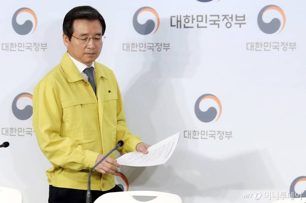 김용범 기획재정부 1차관이 9일 오전 서울 정부청사에서 '마스크 수급 안정화 대책 본격 시행' 관련 합동 브리핑에 참석하고 있다. / 사진=김휘선 기자 hwijpg@