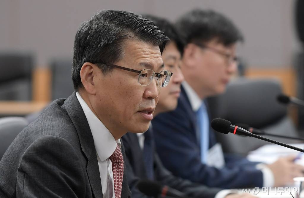  은성수 금융위원장이 24일 오후 서울 세종로 정부서울청사 금융위원회에서 열린 금융그룹 CEO·전문가 간담회에서 모두발언을 하고 있다. / 사진=김창현 기자 chmt@
