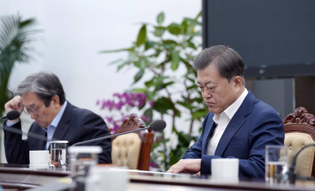 [서울=뉴시스]문재인 대통령이 13일 오전 청와대 여민관 소회의실에서 열린 ‘경제·금융 상황 특별 점검회의’에 참석해 홍남기 경제부총리 겸 기획재정부 장관의 보고를 받고 있다.(사진=청와대 제공) 2020.03.13.   photo@newsis.com