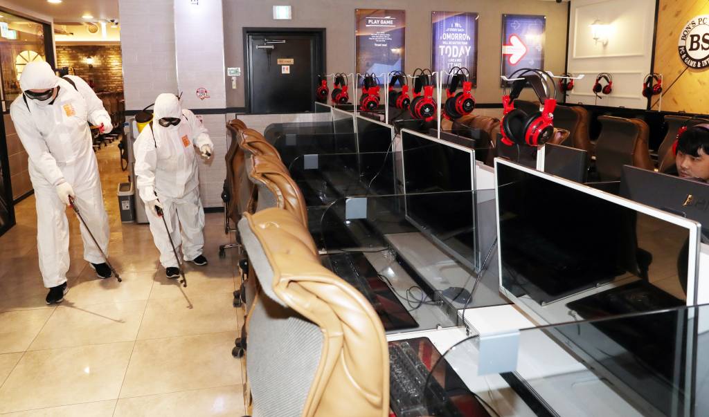 [인천=뉴시스] 이종철 기자 = 부평구청 방역관계자들이 13일 오전 인천시 부평구 한 PC방에서 신종 코로나감염증(코로나19) 예방을 위한 방역을 하고 있다. 2020.03.13.   jc4321@newsis.com