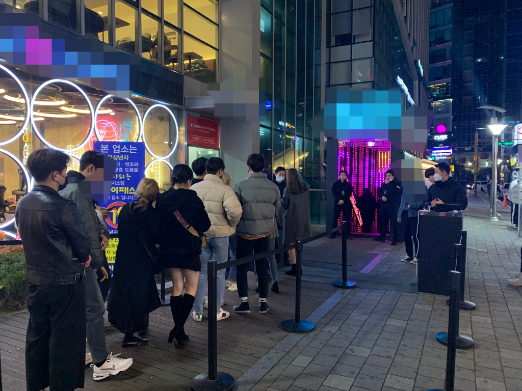 지난달 29일 서울 서초구에 위치한 한 클럽 앞에 클러버(클럽을 찾은 손님)들이 줄을 서서 기다리고 있다. 코로나19 확산으로 다중이용시설 이용 제한 움직임이 늘고 있지만 여전히 문을 연 클럽 앞은 사람들이 가득하다. /사진= 임찬영 기자