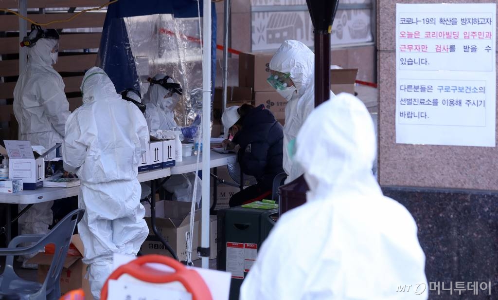 구로구 신도림동 콜센터에서 발생한 '코로나19' 확진자가 90명으로 늘어난 11일 서울 코리아빌딩 인근 상가 앞에서 시민들이 발걸음을 옮기고 있다. /사진=김휘선 기자 hwijpg@