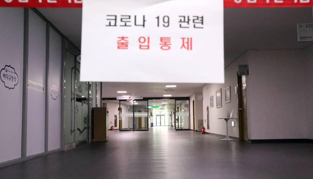 11일에 이어 12일에도 신종 코로나바이러스 감염증(코로나19) 확진자 추가 발생한 정부세종청사 해양수산부의 복도가 적막감에 휩싸여 있다. /사진=뉴시스