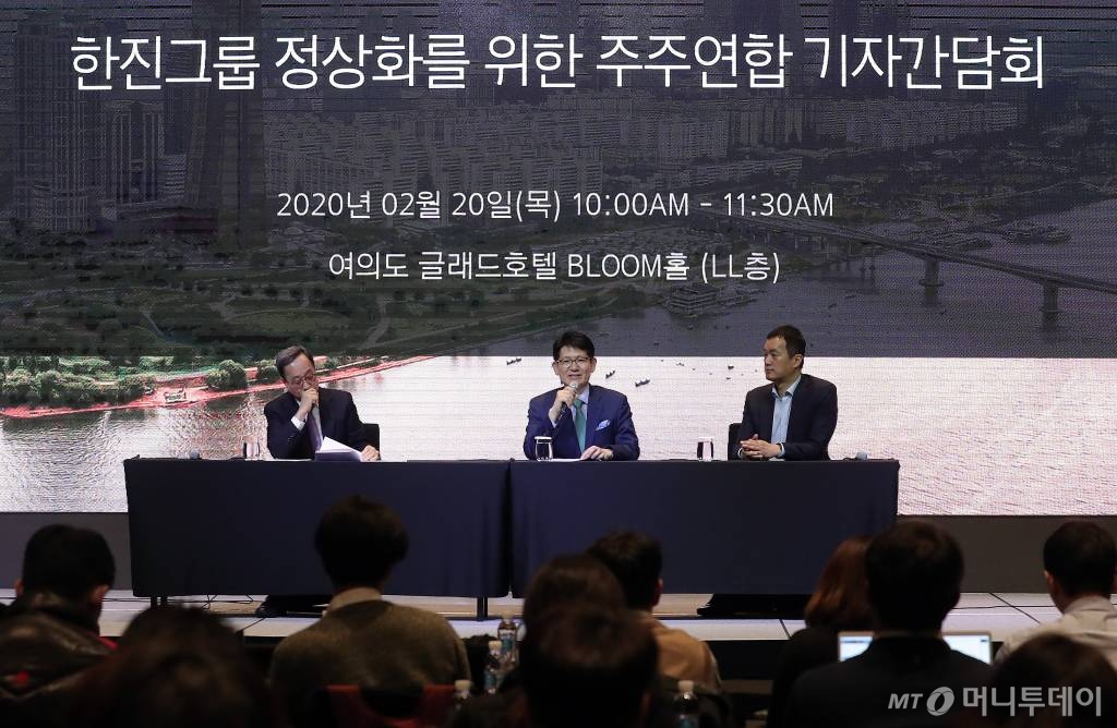 KCGI 강성부 대표(가운데)가 2월20일 오전 서울 영등포구 여의도동 글래드 호텔에서 열린 '한진그룹 정상화를 위한 주주연합 기자간담회'에서 취재진 질의에 답하고 있다. / 사진=김창현 기자