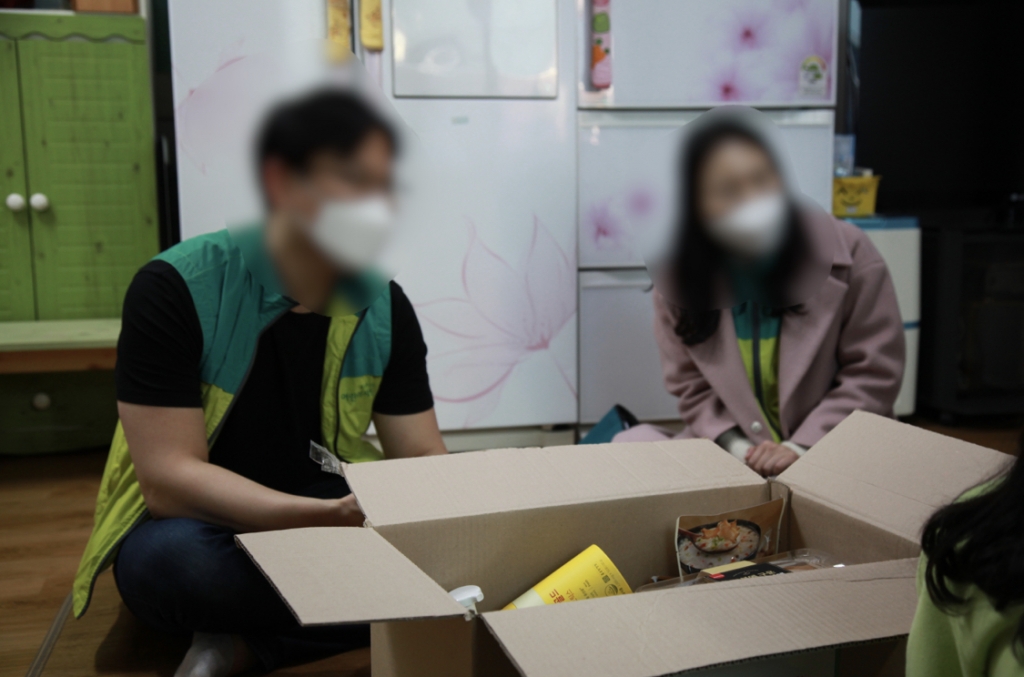 상자가 열렸다. 아침부터 모은 정성들이 가득 담겼다./사진=남형도 기자