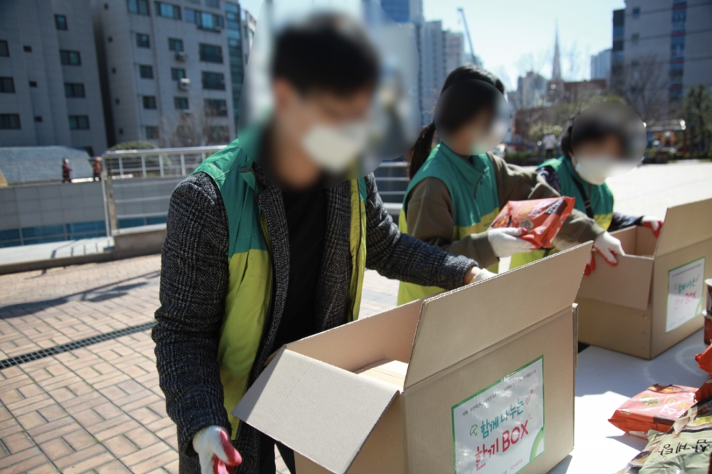 함께 박스를 포장한 3조 사람들./사진=초록우산 어린이재단
