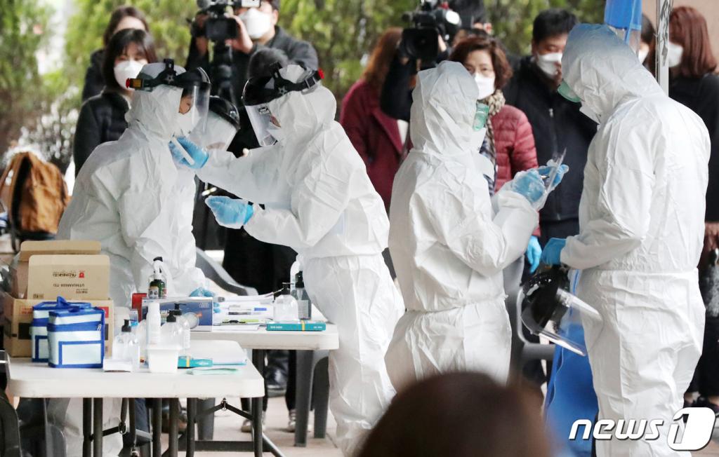 지난 10일 오전 서울 구로구 코리아빌딩 앞에 마련된 선별진료소에서 의료진들이 코로나19(신종코로나 바이러스 감염증) 검진에 앞서 보호장구를 갖추고 있다. 9일 서울 구로구와 노원구, 은평구, 인천시에 따르면 전날 확진판정을 받은 노원구 9번째 환자(56·여)가 근무하는 신도림동 코리아빌딩 11층 보험사 콜센터에서 27명의 확진자가 발생한 것으로 알려졌다. /사진=뉴스1
