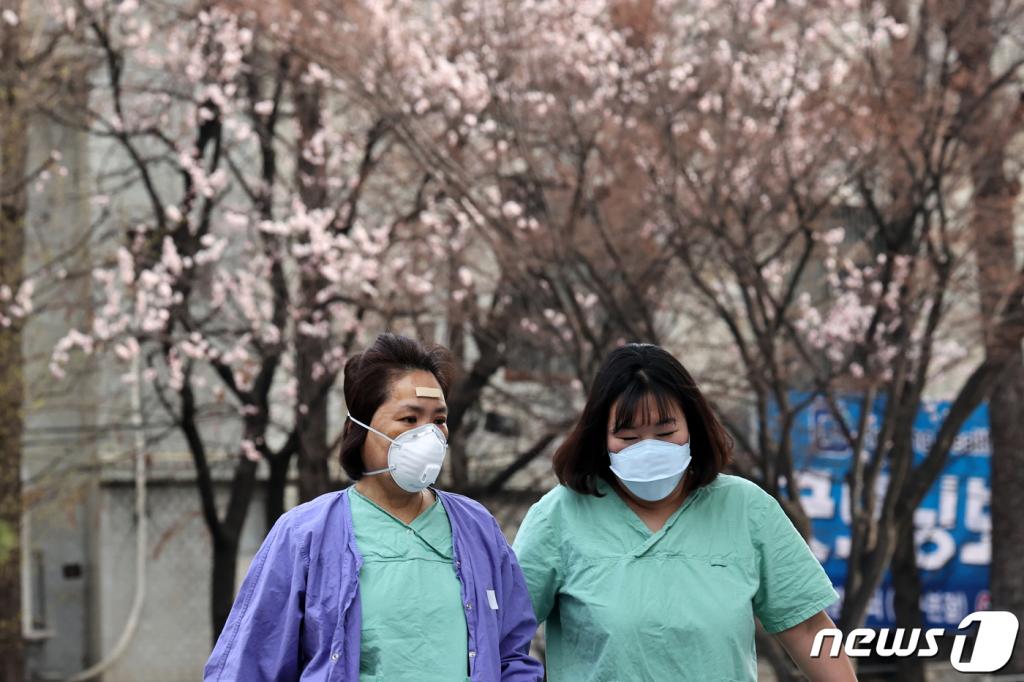 13일 오전 대구시 신종 코로나바이러스 감염증(코로나19) 지역거점병원인 계명대학교 대구동산병원에서 의료진이 근무교대하고 있다. /사진=뉴스1