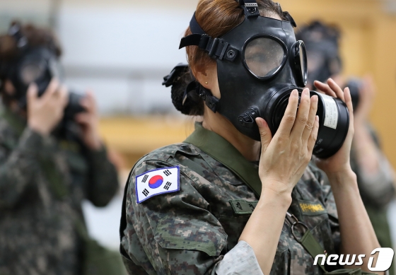 대구 달서구청 충무관에서 열린 2019 달서구여성예비군 작계훈련에 참가한 여성예비군들이 화생방 대응 방독면 착용법을 배우고 있다.2019.7.8/뉴스1= 공정식 기자