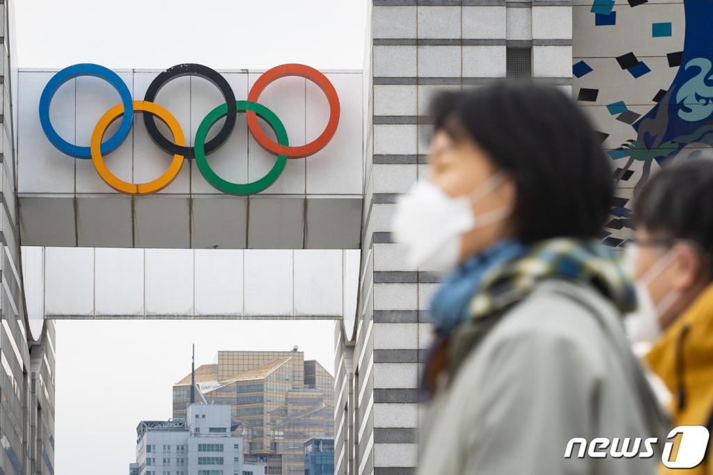 신종 코로나바이러스 감염증(코로나19)이 전 세계로 확산되고 있는 가운데 국제올림픽위원회(IOC) 전 부회장이자 현직 위원인 딕 파운드가 "코로나19 발병으로 올 여름 도쿄에서 올림픽을 개최하는 것이 위험하다고 판단되면, 올림픽을 취소할 가능성이 높다"며 개최 여부가 5월 말쯤 결정될 것이라고 예상했다. 사진은 26일 오후 서울 송파구 올림픽공원에서 마스크를 쓴 시민들이 산책을 하는 모습. 2020.2.26/뉴스1