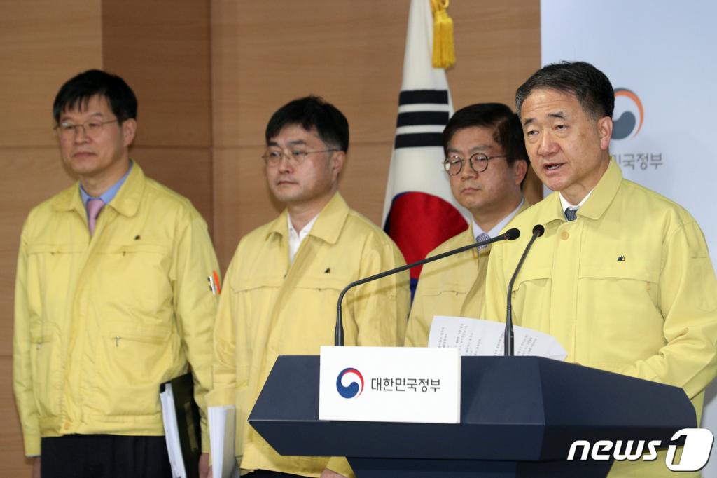 박능후 중앙재난안전대책본부 1차장(보건복지부 장관)이 15일 오후 서울 종로구 정부서울청사에서 '신종 코로나바이러스 감염증(코로나19) 대응 중대본 정례 브리핑'을 하고 있다.  /사진=뉴스1