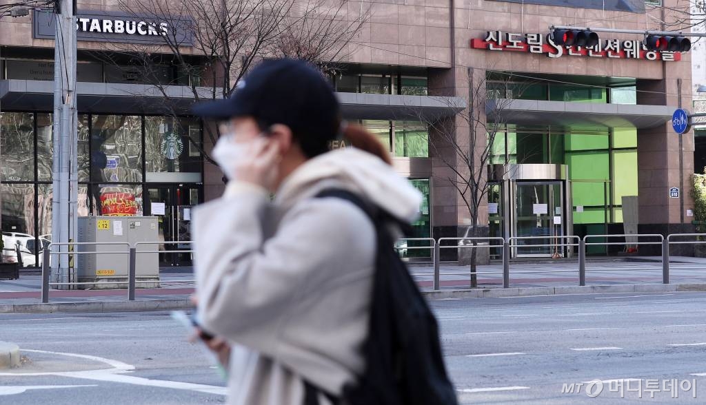 구로구 신도림동 콜센터에서 발생한 '코로나19' 확진자가 90명으로 늘어난 11일 서울 코리아빌딩 인근 상가에 임시 휴무 안내문구가 붙어있다. /사진=김휘선 기자 hwijpg@