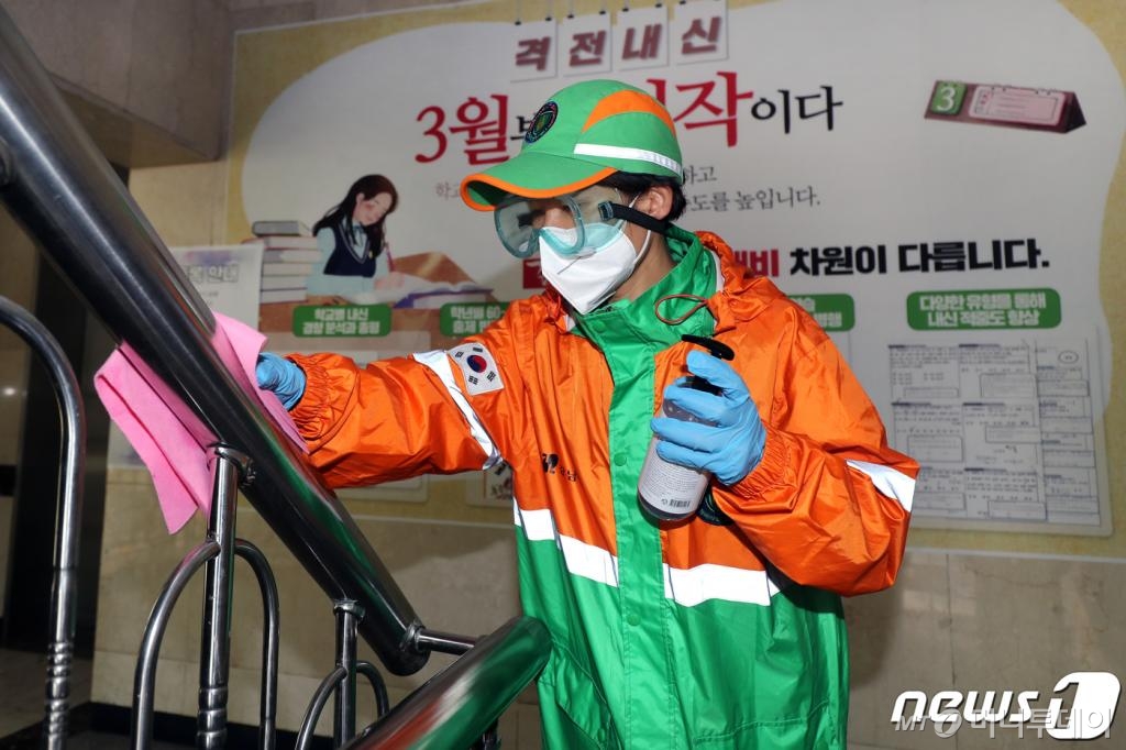 (서울=뉴스1) = 14일 강남구청(구청장 정순균) 자율방재단이 서울 대치동 학원가 실내 방역을 실시했다. 코로나-19의 지역 확산을 막고자, 강남구 자율방재단은 대치동 학원가 내부 시설을 돌며 사람의 손 접촉이 잦고 비말이 닿을 수 있는 계단의 손잡이나 바닥 및 복도 등을 소독하였다. (강남구 제공)2020.3.14/뉴스1