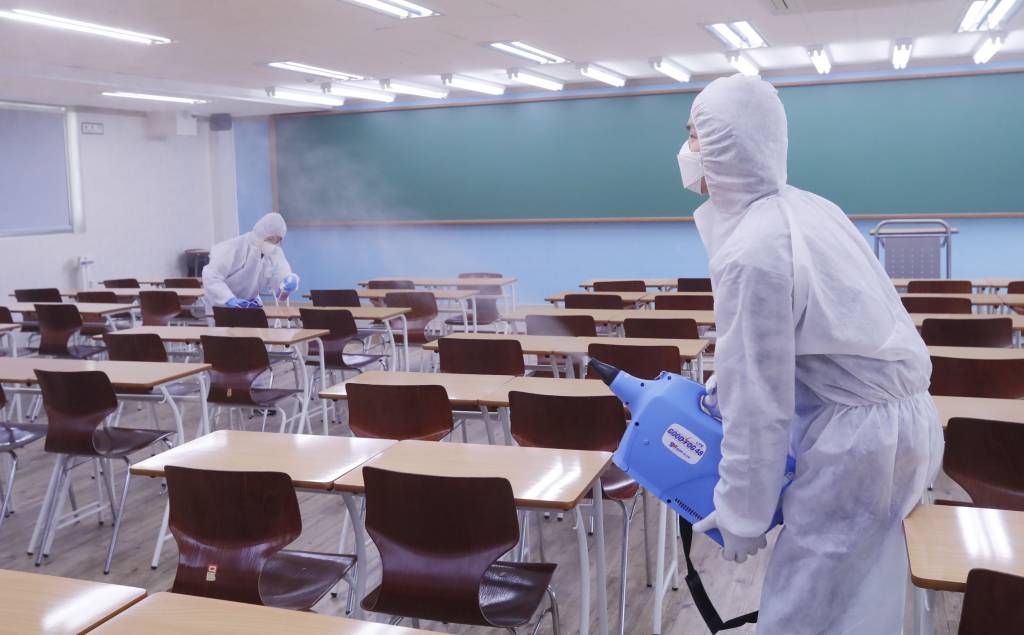 [서울=뉴시스]송파구청 방역 관계자들이 13일 오후 서울 송파구의 한 학원에서 신종 코로나바이러스 감염증(코로나19) 확산 예방을 위한 방역을 하고 있다. 2020.03.13. (사진=송파구 제공)   photo@newsis.com