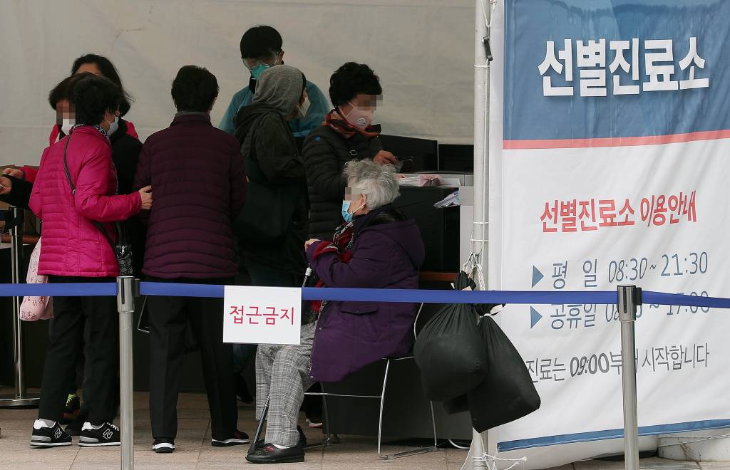 코로나19 확산이 지속되고 있는 3일 오전 서울 중랑구 서울의료원 선별진료소 접수창구에서 내원객들이 안내를 받고 있다. / 사진=김창현 기자 chmt@