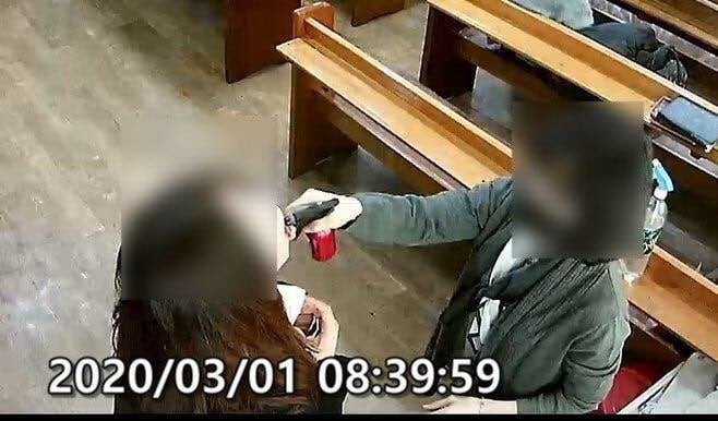 신종 코로나바이러스 감염증(코로나19) 집단감염이 발생한 경기 성남시 '은혜의강' 교회에서 예배 당시 소금물을 분무기에 넣어 예배 참석자들 입에 대고 뿌린 것으로 확인됐다. 이희영 경기도 코로나19 긴급대책단장은 16일 도청 브리핑에서 이른바 '소금물 분무기'로 인해 집단감염이 발생한 것으로 추정된다고 밝혔다. 사진은 '소금물 분무기'를 사용하는 CCTV 화면 모습. (사진=경기도청 제공) 2020.03.16. 뉴시스