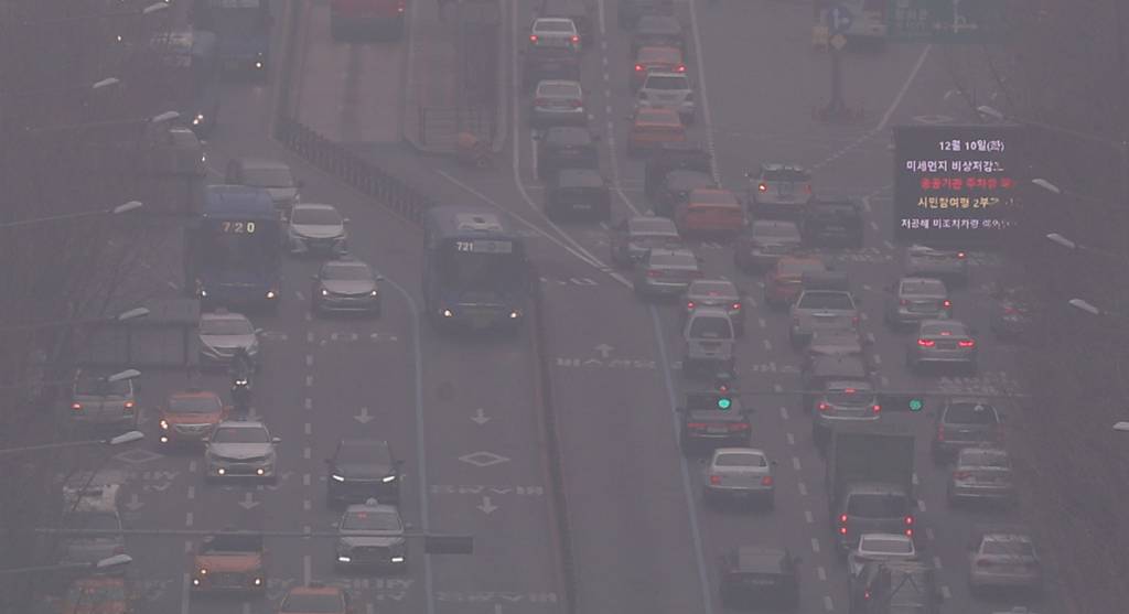 서울 등 수도권 지역에 올겨울 들어 첫 미세먼지 비상저감조치가 내려진 10일 오전 서울시교육청에서 바라본 도심이 뿌옇게 보이고 있다. / 사진=김휘선 기자 hwijpg@