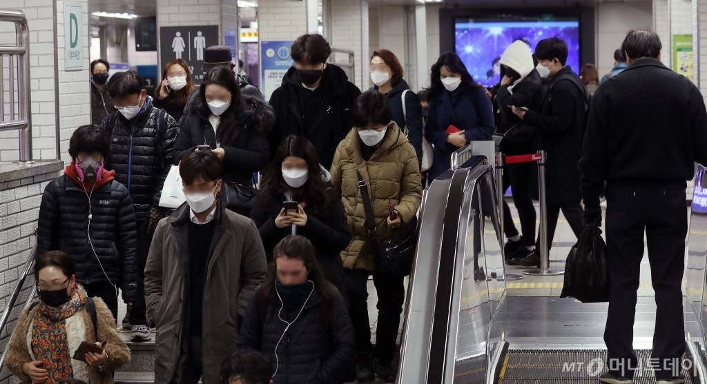 구로구 신도림동 콜센터에서 발생한 '코로나19' 확진자가 90명으로 늘어난 11일 오전 서울 신도림역에서 시민들이 발걸음을 옮기고 있다. /사진=김휘선 기자hwijpg@