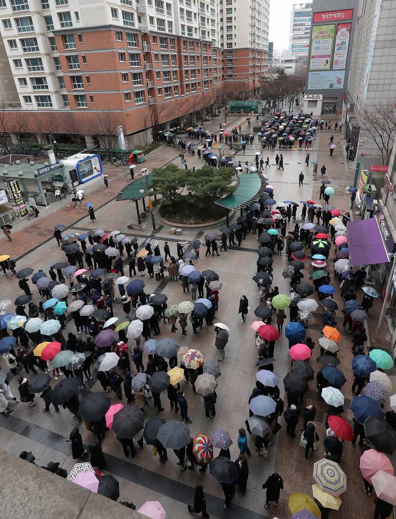 코로나19 확산이 지속되고 있는 지난달 28일 서울 양천구 목동 행복한 백화점 입구에서 시민들이 마스크를 구매하기 위해 길게 줄지어 서 있다./사진= 김창현 기자