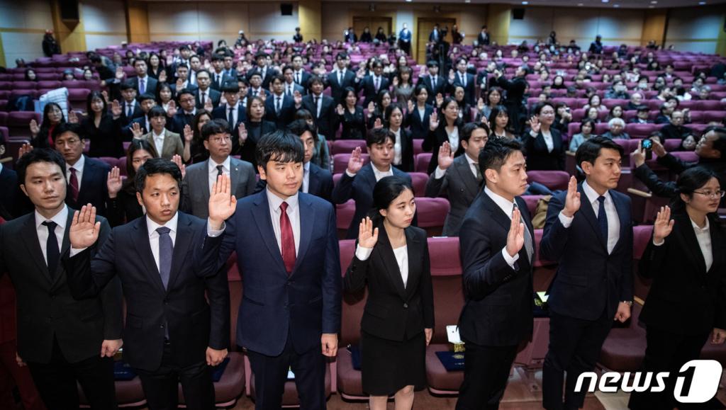 경기도 고양시 일산동구 사법연수원에서 열린 제49기 사법연수생 수료식에서 연수생들이 선서를 하고 있는 모습.