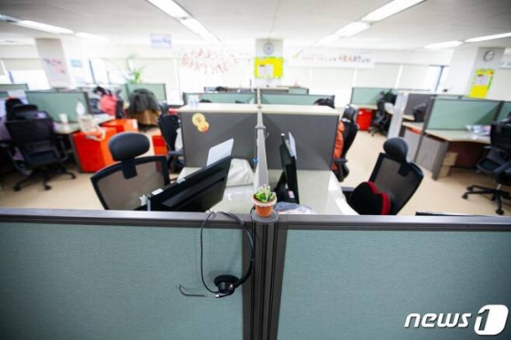 SK텔레콤이 최근 서울 구로구 콜센터 직원들이 신종 코로나바이러스 감염증(코로나19)에 집단감염되는 등 콜센터 감염위험이 크게 부각되자 지난 12일 희망자를 대상으로 재택근무를 시행했다./사진=뉴스1