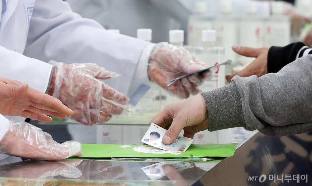 한주에 1인 2장으로 제한되는 '마스크 5부제' 시행 첫 날인 9일 오후 서울 종로구의 한 약국에서 신분증 확인을 하고 있다. / 사진=김휘선 기자 hwijpg@