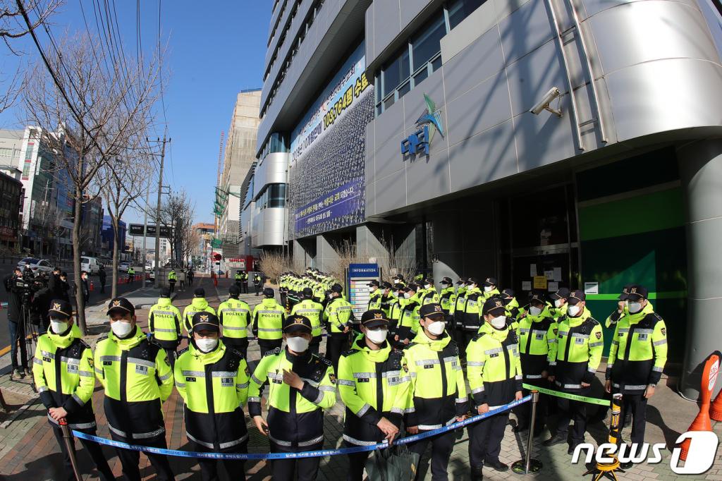 대구시가 신천지 대구교회에 대한 역학조사를 결정한 12일 오전 대구 남구 대명동 신천지 대구교회 앞에 경찰 병력이 배치돼 있다./사진=뉴스1