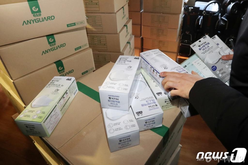 한 마스크 판매업체 창고에서 정부합동단속단이 마스크 매점매석 단속을 하고 있다./사진=뉴스1